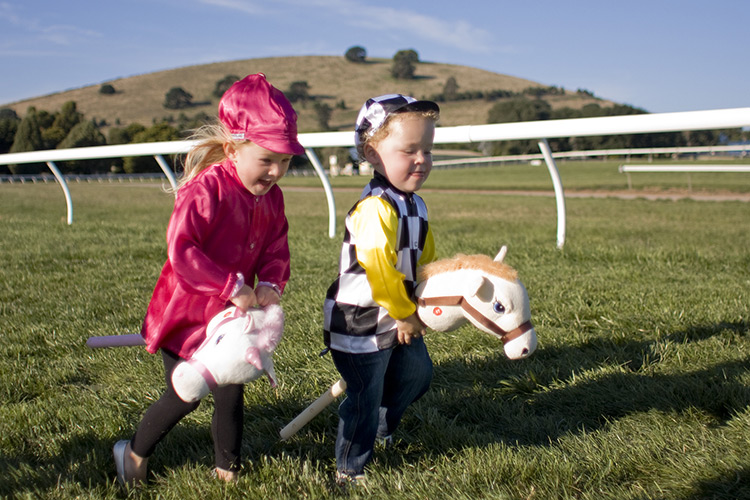 KIDS RACE COLOURS & CAP